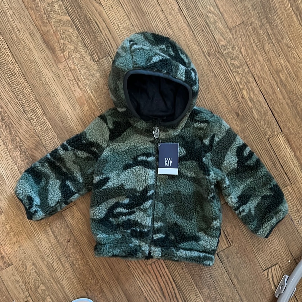 Brand New Baby Gap fleece Camo hooded Jacket 12-18 months